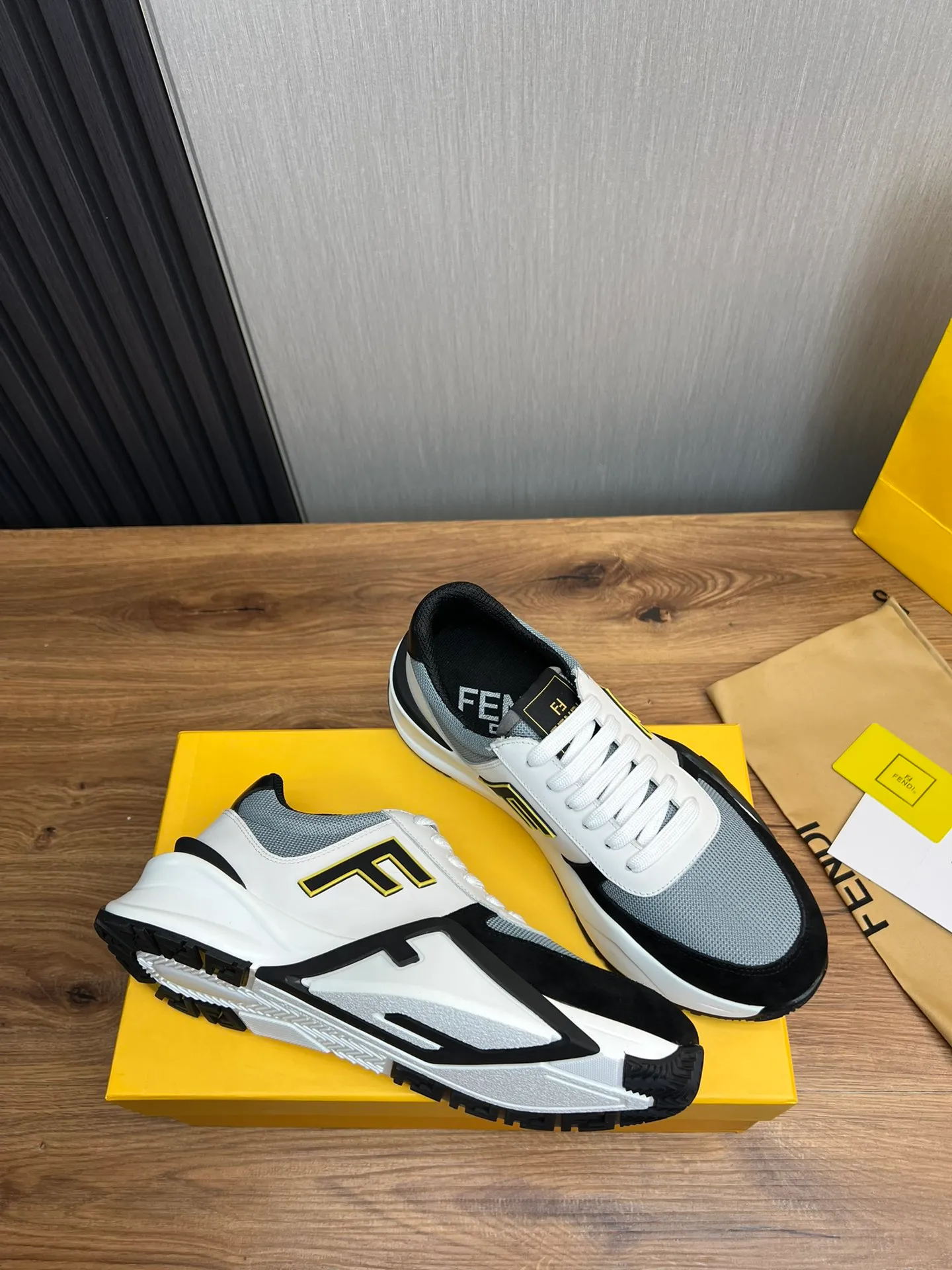 Men's shoes 💰520💰 Fendi [Fendi] hot style is on the market 🔥Fashionable casual men's shoes 🔱 Made of original cowhide + breathable mesh lining + sheepskin feet, perfect shape, top quality, you deserve it 🔜Original outsole, ultra-light, non-slip and wear-resistant 👣 Standard size 38-44 (customized in 45)